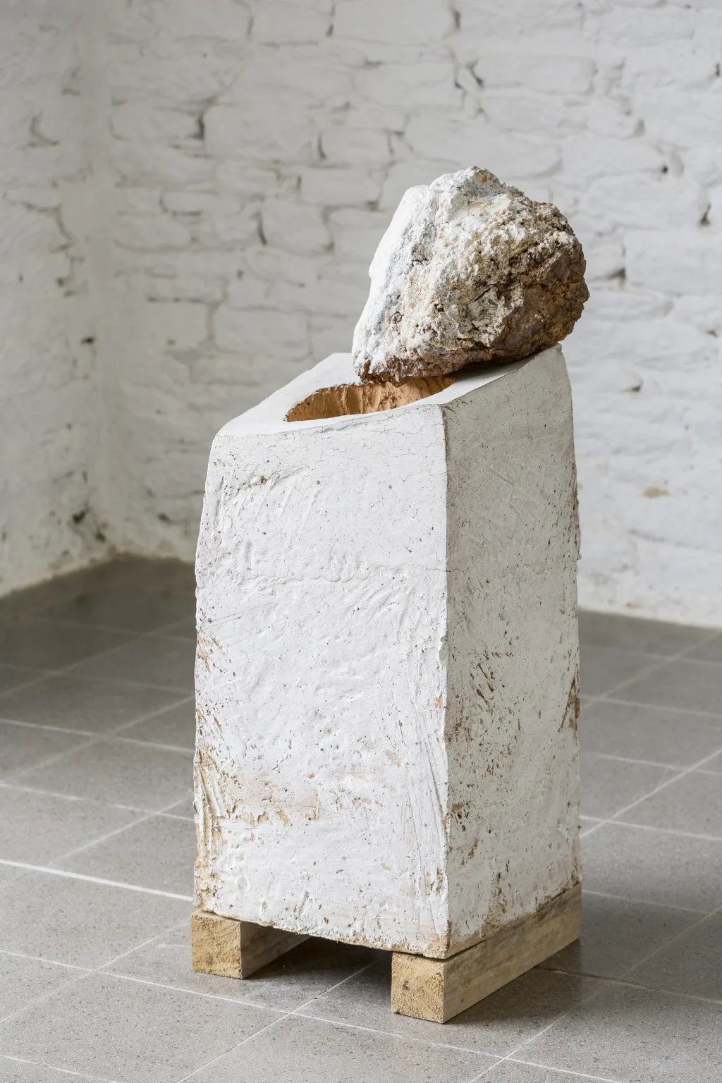 Arrachée blanche - 2016 - terre cuite, terre_native, bois - 104 x 43 x 43 cm
