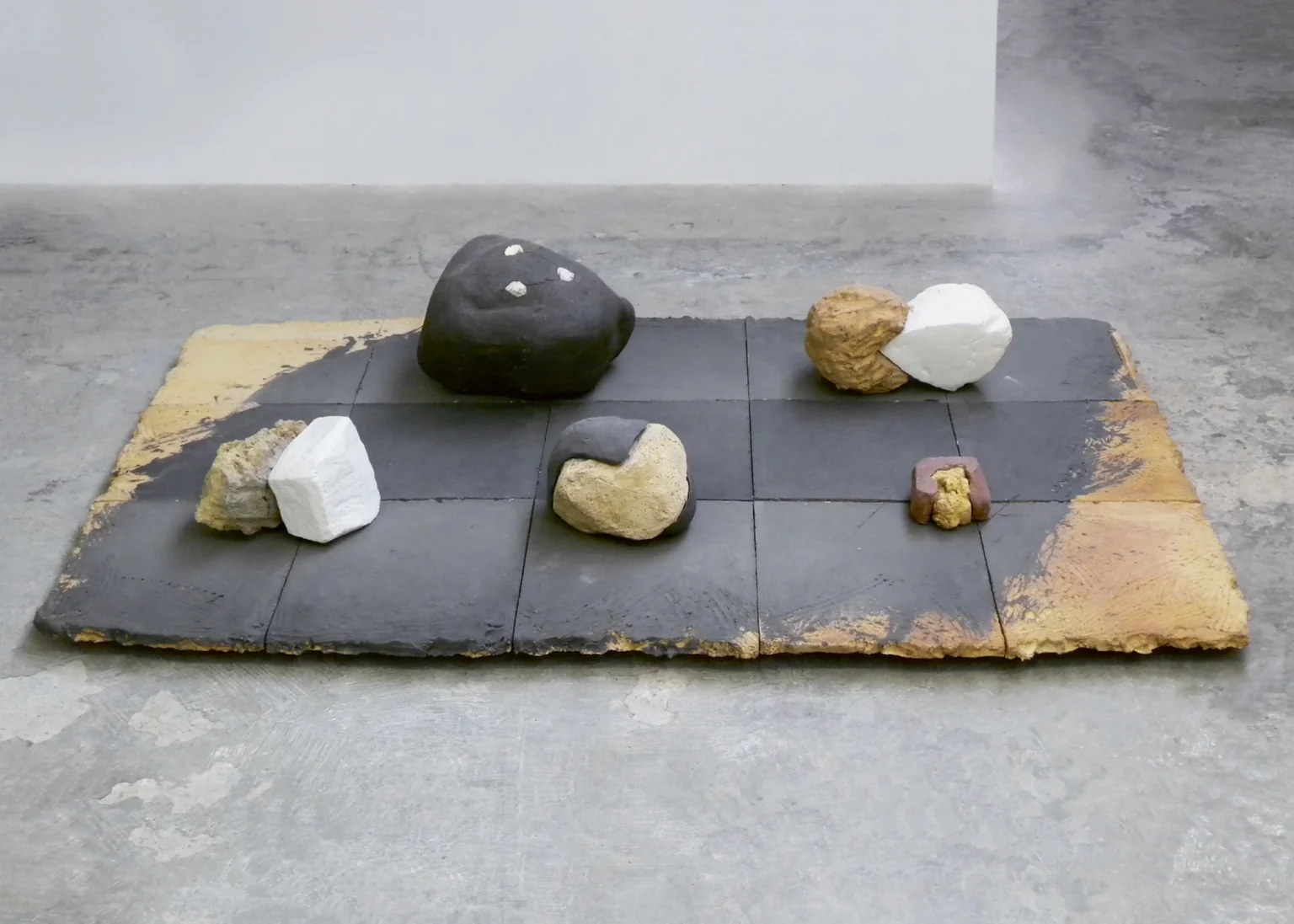 Five easy pieces - 2016 - Terre réfractaire, porcelaine, acier - 50 x 320 x 200 cm