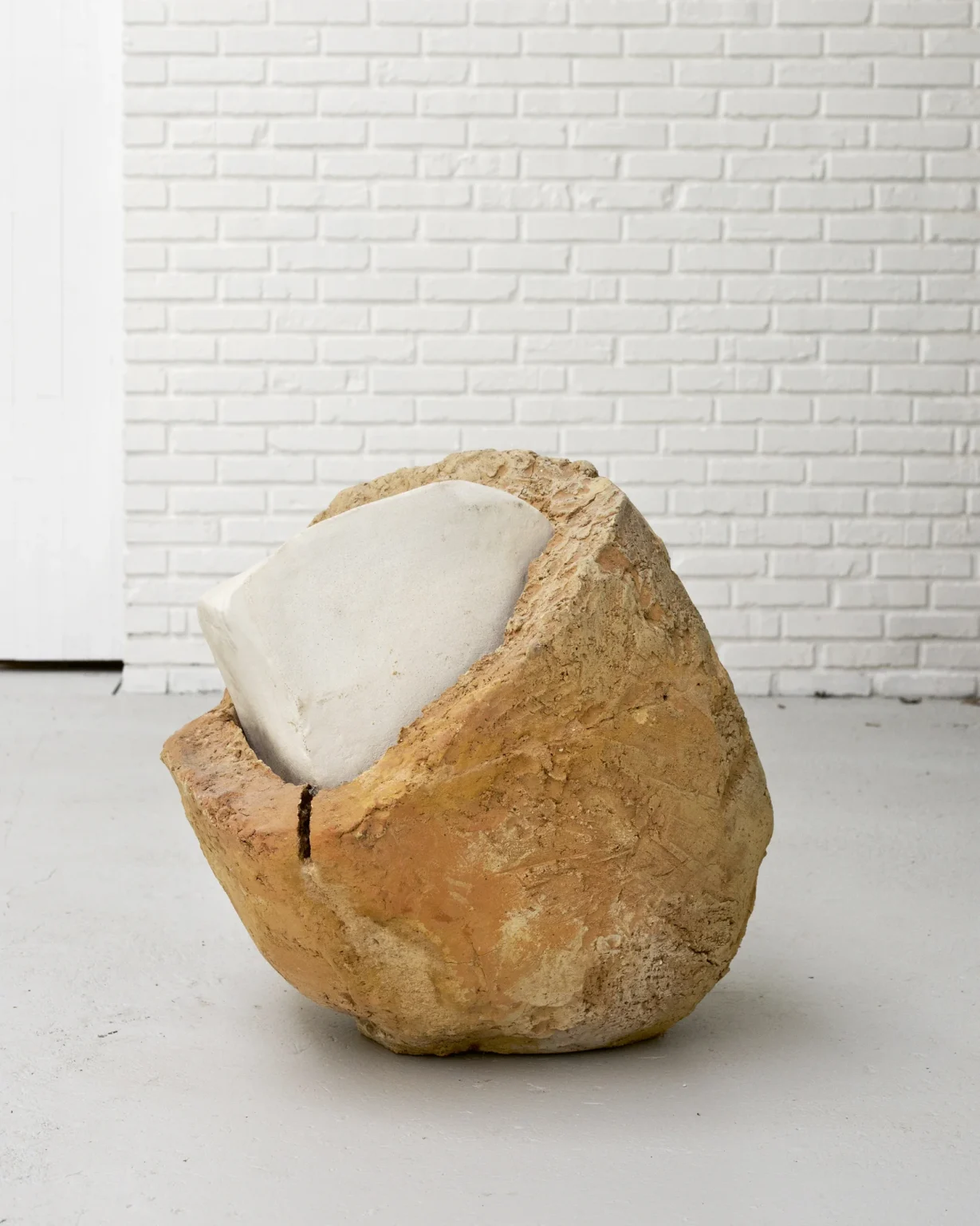 Première pierre - 2017 - terre réfractaire, porcelaine - 90 x 70 x 75 cm