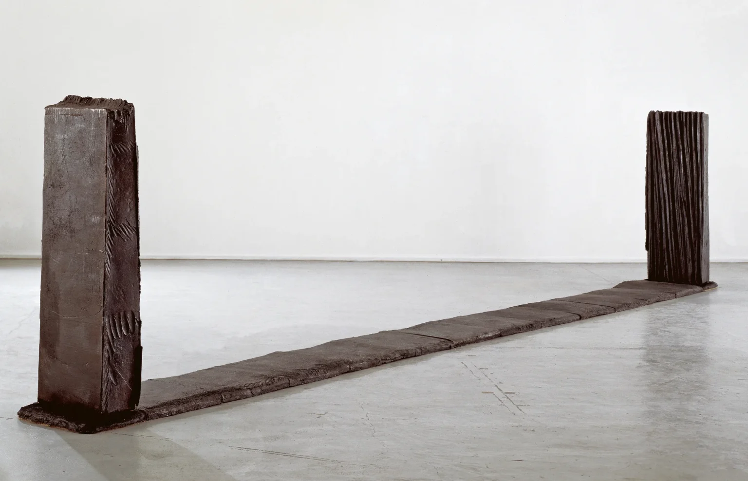 Sans-titre - 1990 - grès, terre réfractaire - 200 x 800 x 80 cm