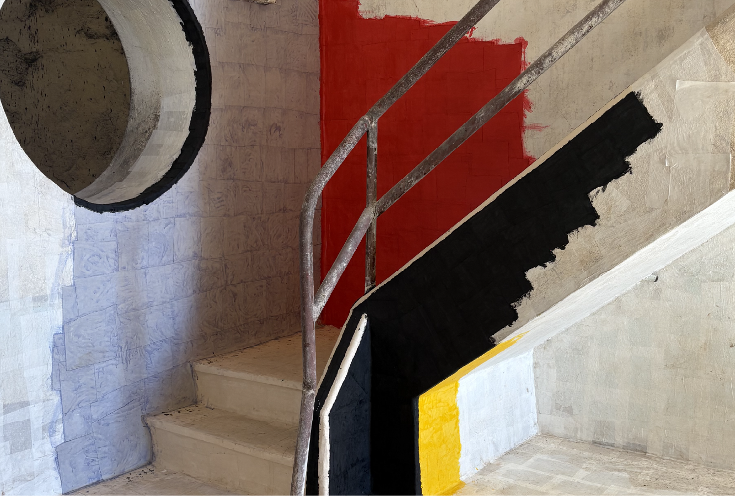 Départ d'escalier à La Còla, Aigne, 2025, sol, murs, oeil-de-boeuf, palier, marches, limon, sous-face de la paillasse, 562 x 447 cm